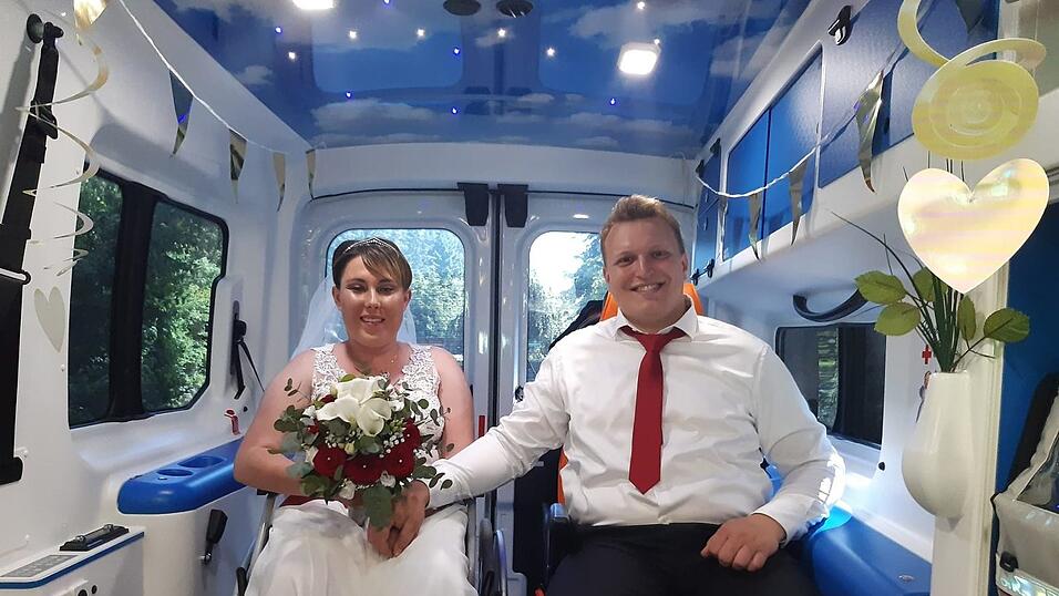 Nach der Hochzeit fahren Selina und Michael im Hospizmobil gemeinsam nach Hause.