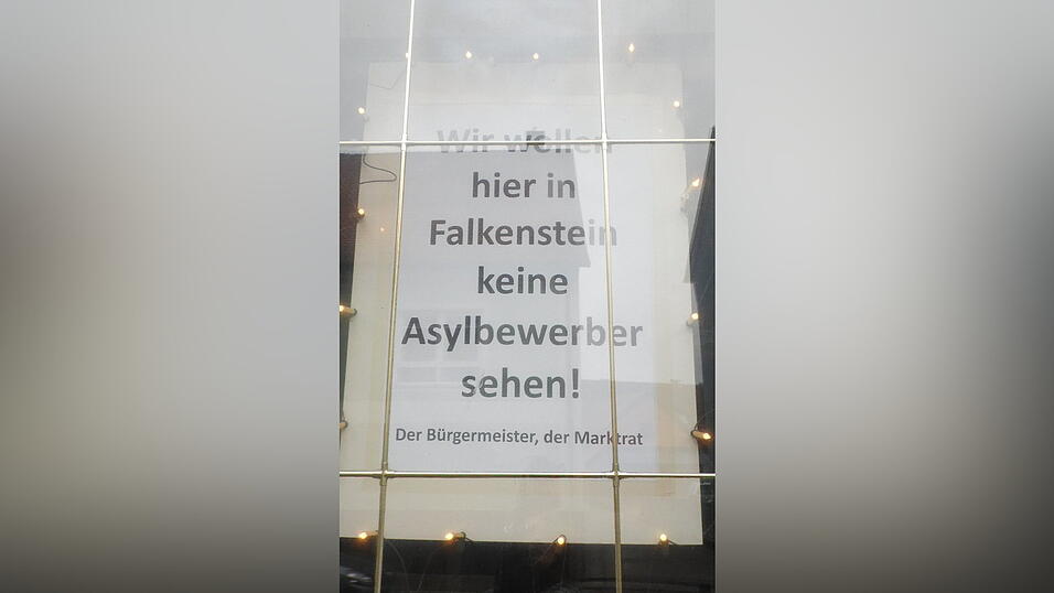 Auf dem Plakat neben dem Eingang zum Gasthof 'Schr&ouml;ttinger Br&auml;u' steht: 'Wir wollen hier in Falkenstein keine Asylbewerber sehen! Der B&uuml;rgermeister, der Marktrat'.