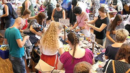 Dichtes Gedr&auml;nge herrschte in der Stadthalle an den Tischen und St&auml;ndern.