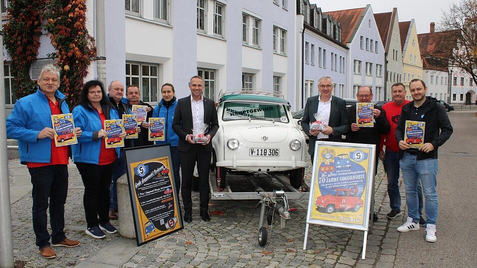 Im November 2024 hatte die Goggo- und Glasfahrer-Gemeinschaft (GFG) um ihren Ersten Vorsitzenden Heribert Füchls (links) erfolgreich um die Schirmherrenschaft bei Landrat Werner Bumeder und Bürgermeister Armin Grassinger gebeten und dabei auch den Hauptpreis der großen Tombola vorgestellt. Im November 2024 hatte die Goggo- und Glasfahrer-Gemeinschaft (GFG) um ihren Ersten Vorsitzenden Heribert Füchls (links) erfolgreich um die Schirmherrenschaft bei Landrat Werner Bumeder und Bürgermeister Armin Grassinger gebeten und dabei auch den Hauptpreis der großen Tombola vorgestellt.