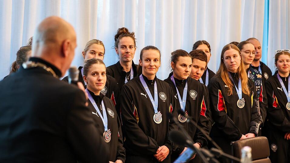 Dortmunds Oberb&uuml;rgermeister Alexander Kalouti w&uuml;rdigte die deutschen Handballerinnen nach WM-Silber.