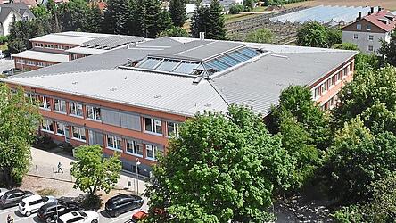 Der Schulkomplex wird die Hackschnitzelheizung behalten und erneuern lassen.