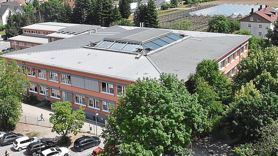 Der Schulkomplex wird die Hackschnitzelheizung behalten und erneuern lassen.