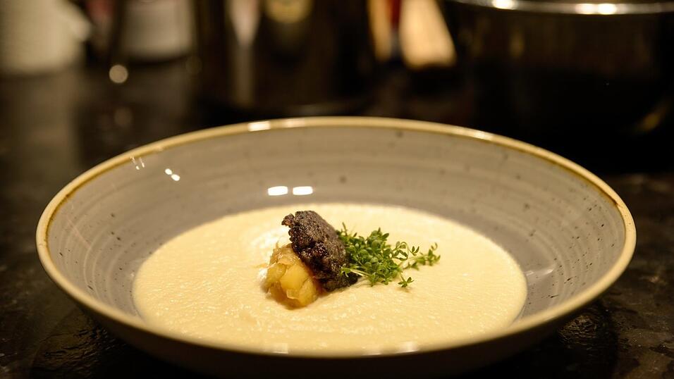Sebastian Völkl aus dem Jedermann empfiehlt eine Selleriesuppe mit Banane und gebratener Blutwurst. Sebastian Völkl aus dem Jedermann empfiehlt eine Selleriesuppe mit Banane und gebratener Blutwurst.