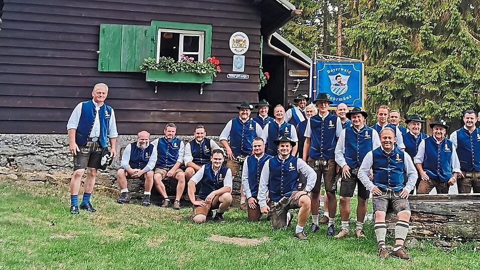 Die Mitglieder des König-Ludwig-Vereins Weiß/Blau Königstreu Bayerwald Rohrmünz in ihren Originaltrachten vor ihrer Jagdhütte. Die Mitglieder des König-Ludwig-Vereins Weiß/Blau Königstreu Bayerwald Rohrmünz in ihren Originaltrachten vor ihrer Jagdhütte.