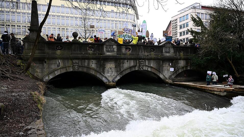 Anfang M&auml;rz fand eine Demonstration gegen das derzeit geltende Surfverbot auf der Eisbachwelle statt. (Archivbild)