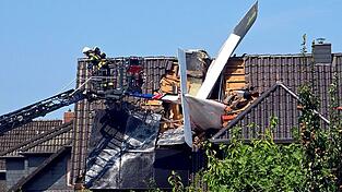 Das Flugzeug steckte im Dach des Hauses. Das Flugzeug steckte im Dach des Hauses.
