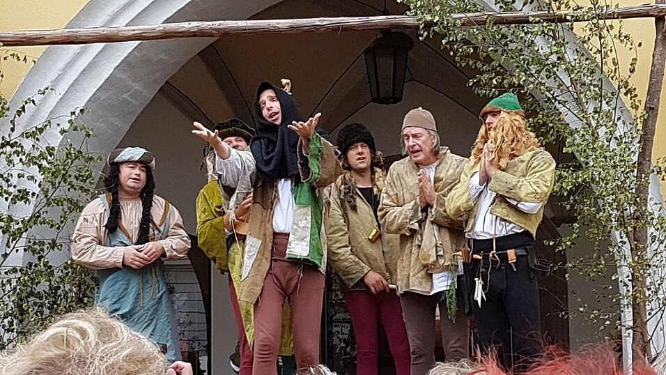 Hier vermischen sich Mittelalter und Moderne: Da flanieren Fürsten zwischen den Landshutern und ihren Gästen aus aller Welt, hört man an allen Ecken und Enden Trumetenklänge und kann man ins Gespräch mit Rittern und Gauklern kommen Hier vermischen sich Mittelalter und Moderne: Da flanieren Fürsten zwischen den Landshutern und ihren Gästen aus aller Welt, hört man an allen Ecken und Enden Trumetenklänge und kann man ins Gespräch mit Rittern und Gauklern kommen