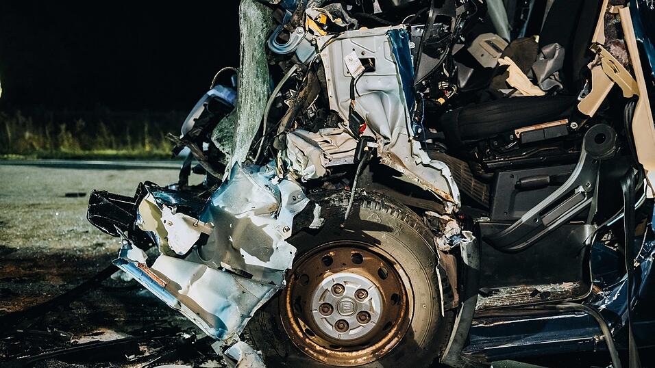 Die Einsatzkräfte mussten am Freitagmorgen zu einem schweren Unfall auf der B299 ausrücken. Die Einsatzkräfte mussten am Freitagmorgen zu einem schweren Unfall auf der B299 ausrücken.