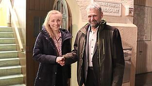 Die neue B&uuml;rgermeisterin in Pemfling hei&szlig;t Veronika Traurig. Ihr Herausforderer Ludwig Speigl gratuliert ihr als Erster.