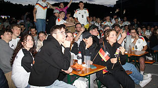 Zum Start der Europameisterschaft haben sich 2024 hunderte Fans auf dem Volksfestplatz versammelt. Bei der WM gibt es dieses Angebot nicht, jedoch haben mehrere Gastronomen aus dem Landkreis Cham Ausweichmöglichkeiten geschaffen. Zum Start der Europameisterschaft haben sich 2024 hunderte Fans auf dem Volksfestplatz versammelt. Bei der WM gibt es dieses Angebot nicht, jedoch haben mehrere Gastronomen aus dem Landkreis Cham Ausweichmöglichkeiten geschaffen.