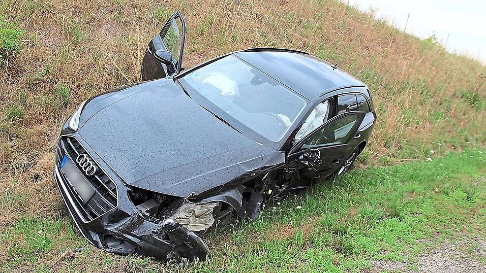Abseits der Fahrbahn landet der Audi, auch er hat Totalschaden.
