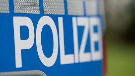Eine 49-jährige Litauerin gerät in psychischen Ausnahmezustand und löst einen Polizeieinsatz aus. Aggressive Reaktionen führen zu Verletzungen bei den Einsatzkräften.