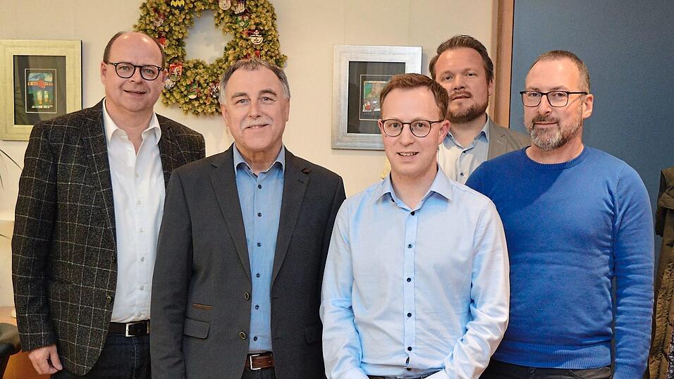 Die ersten Gratulanten beglückwünschten Florian Hölzl (Mitte) zu seinem klaren Wahlsieg: Klaus Leopold, Bürgermeister Karl Scharf, Geschäftsleiter Andreas Kreitmaier und Thomas Niederreiter (v.l.). Die ersten Gratulanten beglückwünschten Florian Hölzl (Mitte) zu seinem klaren Wahlsieg: Klaus Leopold, Bürgermeister Karl Scharf, Geschäftsleiter Andreas Kreitmaier und Thomas Niederreiter (v.l.).