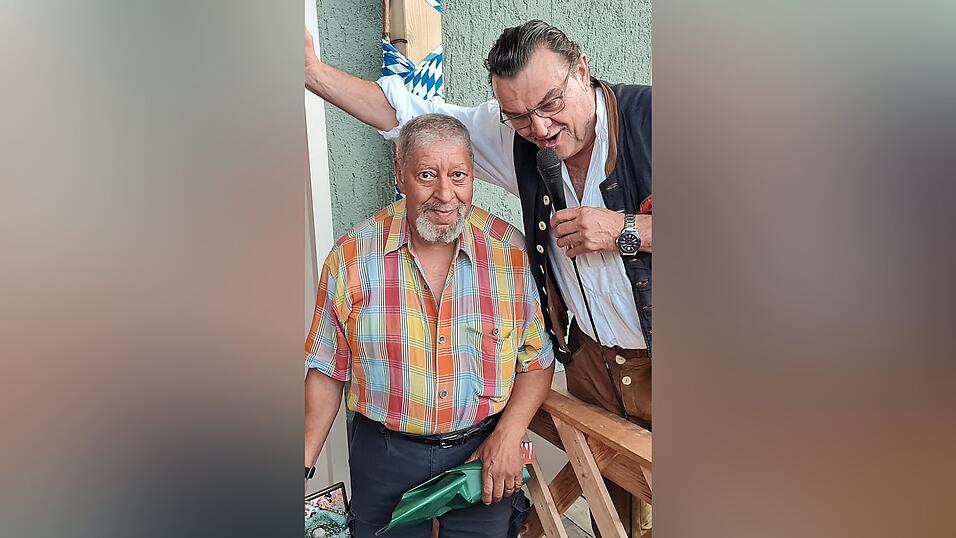 Seit 35 Jahren zieht Heinz Kummert die Lanze aus dem Drachenmaul. Daf&uuml;r gab's ein Dankesch&ouml;n von der Spielschar, w&auml;hrend ihn Kardinal Ernst Beitlich &ouml;ffentlich w&uuml;rdigte.