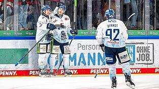 Ausgerechnet der ehemalige N&uuml;rnberger Tim Fleischer (Mitte) erzielte am Freitagabend den sp&auml;ten 3:2-Siegtreffer beim Derbysieg in Franken. Zuvor traf Marcel Brandt (r.) zum 2:2 f&uuml;r die Tigers.