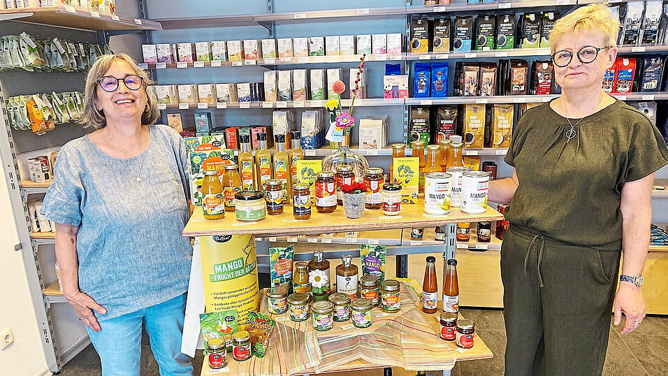 Die Sauce Thai Mango und alkoholfreie Drinks für die nächste Feier sind die Empfehlungen von Weltladen-Leiterin Cordula Botzler-Neumann (rechts) und Ehrenamtlicher Ursula Miedaner. Die Sauce Thai Mango und alkoholfreie Drinks für die nächste Feier sind die Empfehlungen von Weltladen-Leiterin Cordula Botzler-Neumann (rechts) und Ehrenamtlicher Ursula Miedaner.
