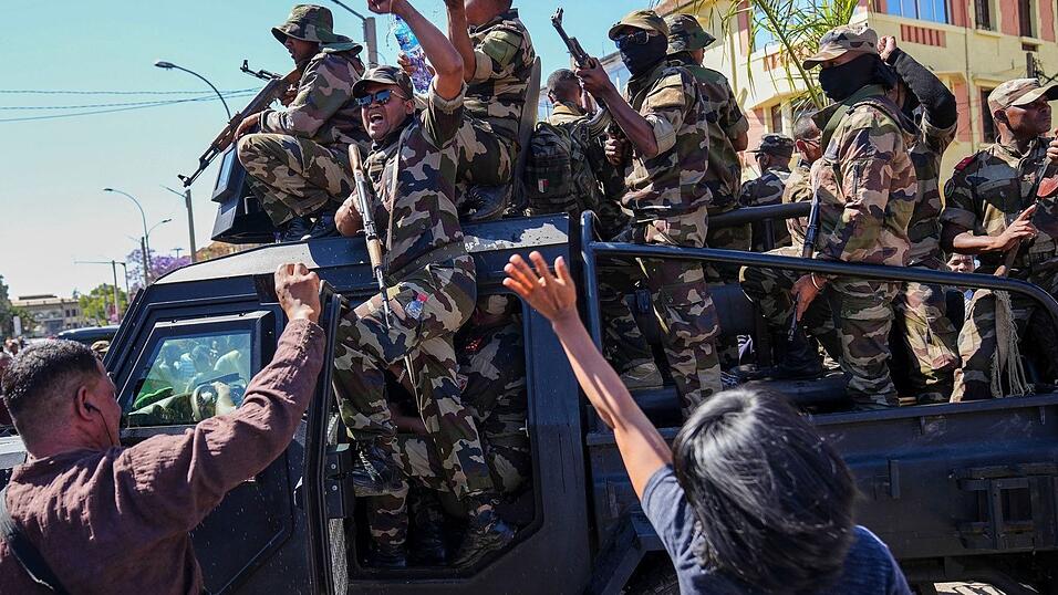 In dem Inselstaat im Indischen Ozean demonstrieren seit Ende September Zehntausende junge Menschen der «Gen Z» - am Wochenende schlossen sich Militärs ihnen an. (Archivbild) In dem Inselstaat im Indischen Ozean demonstrieren seit Ende September Zehntausende junge Menschen der «Gen Z» - am Wochenende schlossen sich Militärs ihnen an. (Archivbild)