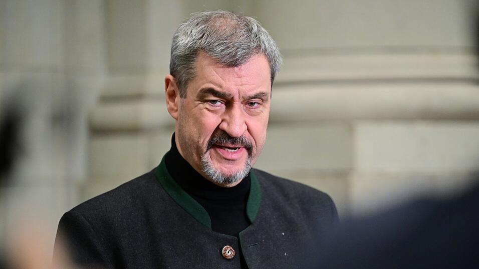 Nach seiner Operation mit Kr&uuml;cken zur&uuml;ck im B&uuml;ro: Bayerns Ministerpr&auml;sident Markus S&ouml;der (CSU). (Archivbild)