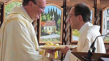 Ein Geschenk vom Chef gab's für den scheidenden Kaplan.