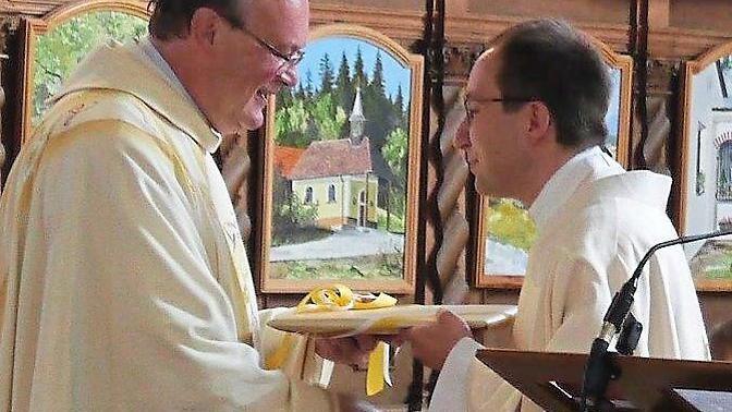 Ein Geschenk vom Chef gab's für den scheidenden Kaplan. Ein Geschenk vom Chef gab's für den scheidenden Kaplan.