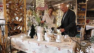 Boutique-Leiterin Sandra Lausser steckt hinter Br&uuml;ckls zauberhafter Weihnachtswunderwelt. Ihr Chef Klaus Br&uuml;ckl ist jedes Jahr aufs Neue begeistert von ihren Deko-Ideen.