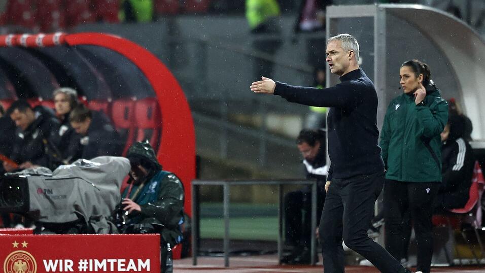 Erster Heimsieg - und das in Nürnberg: Der Unterfranke Wück dirigiert sein Team zum Erfolg.