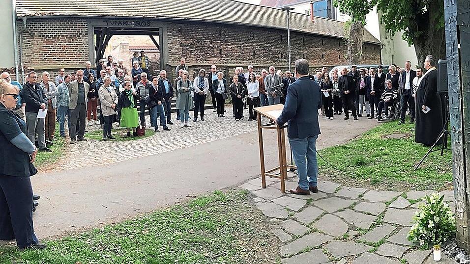 Rund 150 Straubinger nahmen an der Gedenkveranstaltung zu den Todesm&auml;rschen bei der Stele am Hagen teil.