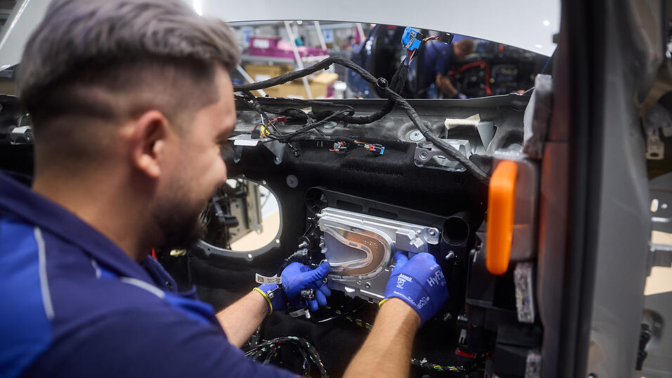 In der Montage finden alle Komponenten zusammen. Am Ende rollt ein fertiger BMW vom Band. In der Montage finden alle Komponenten zusammen. Am Ende rollt ein fertiger BMW vom Band.