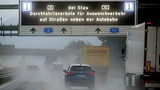 Seit August 2025 dürfen Fahrzeuge bei Stau an einigen Abfahrten der A8 und der A93 die Autobahn nicht mehr verlassen. (Archivbild) Seit August 2025 dürfen Fahrzeuge bei Stau an einigen Abfahrten der A8 und der A93 die Autobahn nicht mehr verlassen. (Archivbild)