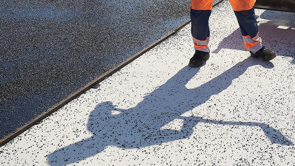 Auf der Baustelle für Straßenbau eskaliert ein Streit. (Symbolbild) Auf der Baustelle für Straßenbau eskaliert ein Streit. (Symbolbild)