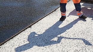 Auf der Baustelle f&uuml;r Stra&szlig;enbau eskaliert ein Streit. (Symbolbild)