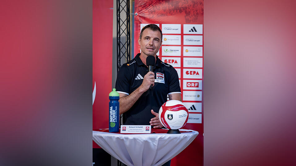 Während des Sommers gehörte die Konzentration von Roland Schwab den österreichischen Volleyball-Damen, mit denen er bei der EM positiv überraschen konnte. Mittlerweile ist er wieder voll auf NawaRo Straubing fokussiert und peilt mit dem Zweitligisten den Aufstieg an. Während des Sommers gehörte die Konzentration von Roland Schwab den österreichischen Volleyball-Damen, mit denen er bei der EM positiv überraschen konnte. Mittlerweile ist er wieder voll auf NawaRo Straubing fokussiert und peilt mit dem Zweitligisten den Aufstieg an.