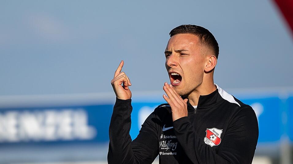 Tobias Beck wird sich für die beiden Spiele gegen den Bayernligisten SV Erlbach sicher etwas überlegen. In seinen wohl letzten Partien als Spielertrainer der SpVgg Hankofen-Hailing geht es darum, die Regionalliga zu halten. Tobias Beck wird sich für die beiden Spiele gegen den Bayernligisten SV Erlbach sicher etwas überlegen. In seinen wohl letzten Partien als Spielertrainer der SpVgg Hankofen-Hailing geht es darum, die Regionalliga zu halten.