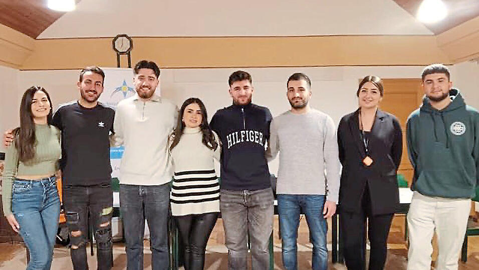 Der Vorstand der Assyrischen Jugend Straubing-Bogen (v. l.): Schriftf&uuml;hrerin Ninawa Ora, Vorsitzender Isho Kako, zweiter Vorsitzender Gabriel David, Schatzmeisterin Simouna Yalda, und die Beisitzer Narmsen David, Johannes Alskander, Jessica Ora und Charbel Yalda
