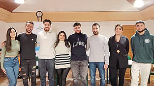 Der Vorstand der Assyrischen Jugend Straubing-Bogen (v. l.): Schriftf&uuml;hrerin Ninawa Ora, Vorsitzender Isho Kako, zweiter Vorsitzender Gabriel David, Schatzmeisterin Simouna Yalda, und die Beisitzer Narmsen David, Johannes Alskander, Jessica Ora und Charbel Yalda