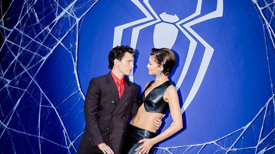 Tom Holland und Zendaya zeigten sich vor Tausenden Fans in Berlin. Tom Holland und Zendaya zeigten sich vor Tausenden Fans in Berlin.