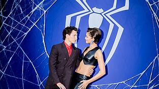 Tom Holland und Zendaya zeigten sich vor Tausenden Fans in Berlin. Tom Holland und Zendaya zeigten sich vor Tausenden Fans in Berlin.