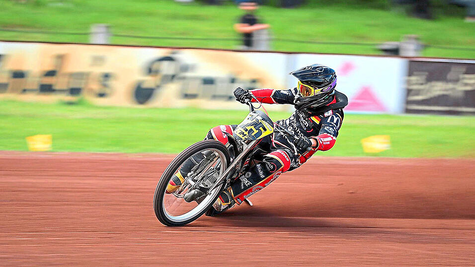 Balance-Akt zwischen Langbahn und Speedway-Piste: Lukas Fienhage dreht in beiden Disziplinen kr&auml;ftig am Gasgriff - bei Bedarf in der neuen Saison auch f&uuml;r die &bdquo;Teufel&ldquo;.