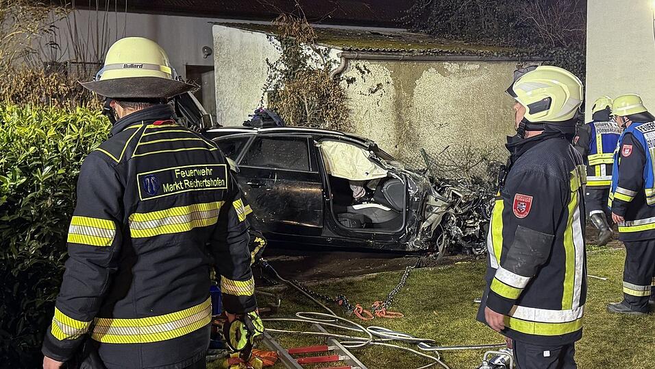 Das Auto hat sich nach Polizeiangaben mindestens einmal &uuml;berschlagen.