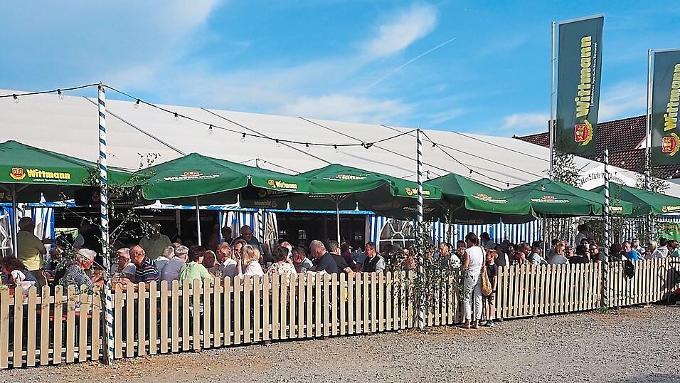 Strahlender Sonnenschein füllte den Biergarten. Strahlender Sonnenschein füllte den Biergarten.