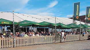 Strahlender Sonnenschein füllte den Biergarten. Strahlender Sonnenschein füllte den Biergarten.