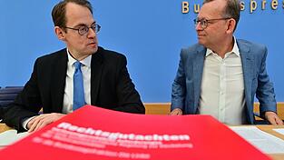 Linken-Bundestagsfraktionschef Sören Pellmann (l.) und Jurist Thorsten Kingreen präsentieren das Gutachten. Linken-Bundestagsfraktionschef Sören Pellmann (l.) und Jurist Thorsten Kingreen präsentieren das Gutachten.