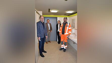 3. Bürgermeister Max Schraufnagl (v.l.), Bürgermeister Josef Beham, Rektorin Andrea Pöchmann und stellvertretender Bauhofchef Andreas Stangl bei der Besichtigung des sanierten Bereichs.