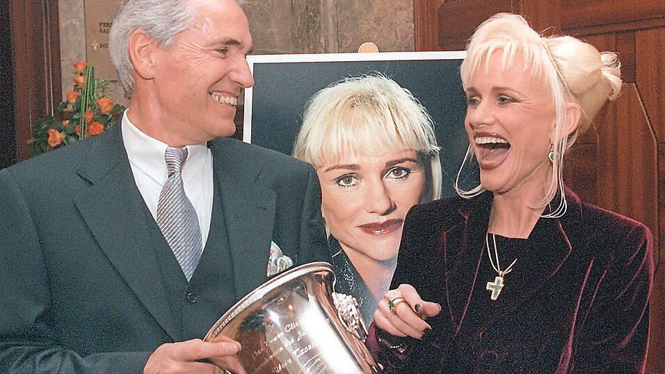 Silvia Troska 1999 bei der Auszeichnung zur 'Unternehmerin des Jahres' mit dem Gesch&auml;ftsf&uuml;hrer von Veuve Clicquot in Wiesbaden.