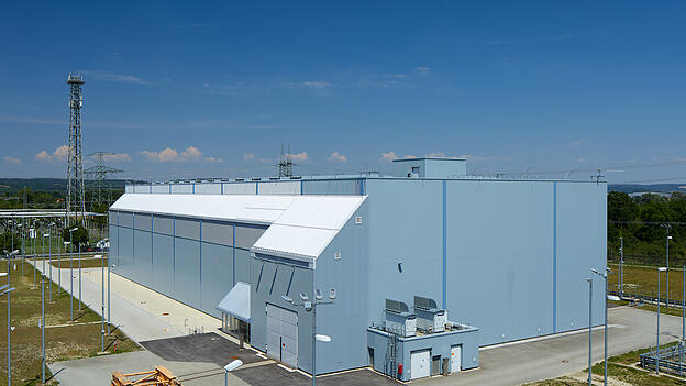 HANDOUT - Im Zwischenlager am Standort Isar in Niederaichbach sind Castor-Behälter eingelagert, in denen sich abgebrannte Brennelemente aus den Blöcken I und II des stillgelegten Kernkraftwerkes befinden. Hinzukommen nun sieben Castor-Behälter mit Atomabfällen aus der Wiederaufarbeitungsanlage Sellafield in Großbritannien. +++ dpa-Bildfunk +++ HANDOUT - Im Zwischenlager am Standort Isar in Niederaichbach sind Castor-Behälter eingelagert, in denen sich abgebrannte Brennelemente aus den Blöcken I und II des stillgelegten Kernkraftwerkes befinden. Hinzukommen nun sieben Castor-Behälter mit Atomabfällen aus der Wiederaufarbeitungsanlage Sellafield in Großbritannien. +++ dpa-Bildfunk +++