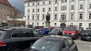 Wo derzeit vor allem parkende Autos stehen, will die Stadt k&uuml;nftig einen gr&uuml;nen Park schaffen.