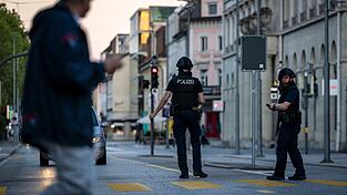 Die Polizei bittet darum, Video- und Bildmaterial an den Instagram-Kanal der Kantonspolizei Aargau zu senden. Die Polizei bittet darum, Video- und Bildmaterial an den Instagram-Kanal der Kantonspolizei Aargau zu senden.