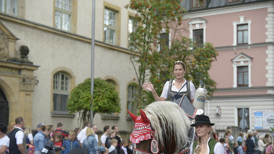 Zahlreiche Musik- und Trachtengruppen zogen nach dreij&auml;hriger Pause am Freitagabend zum Festplatz Am Hagen.&nbsp;