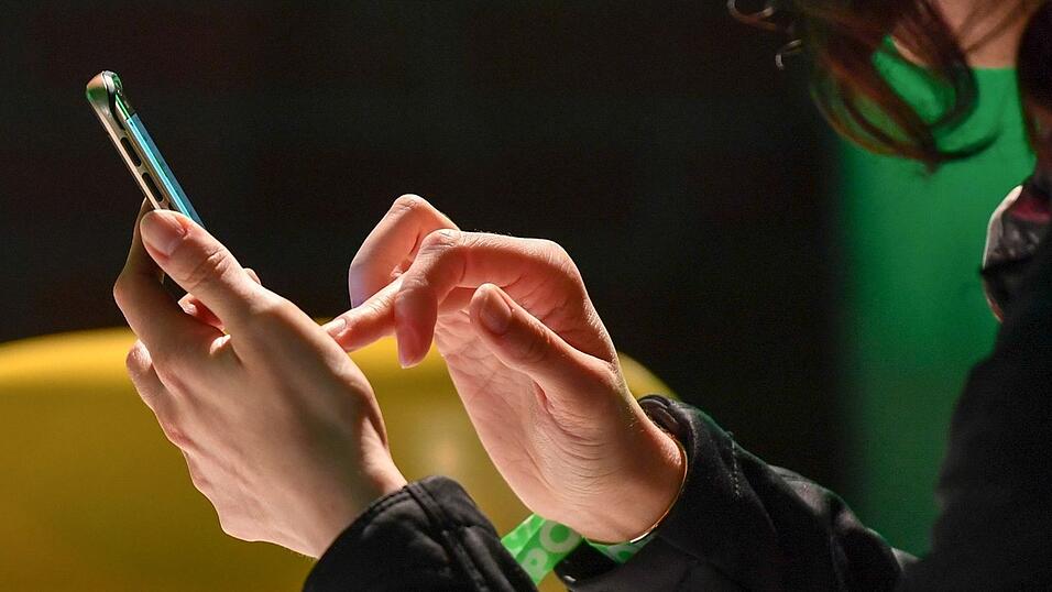 Betrüger haben einen Senior am Telefon erzählt, dass seine Tochter angeblich einen tödlichen Autounfall verursacht habe und der ältere Herr dafür eine Kaution zahlen müsse. Betrüger haben einen Senior am Telefon erzählt, dass seine Tochter angeblich einen tödlichen Autounfall verursacht habe und der ältere Herr dafür eine Kaution zahlen müsse.